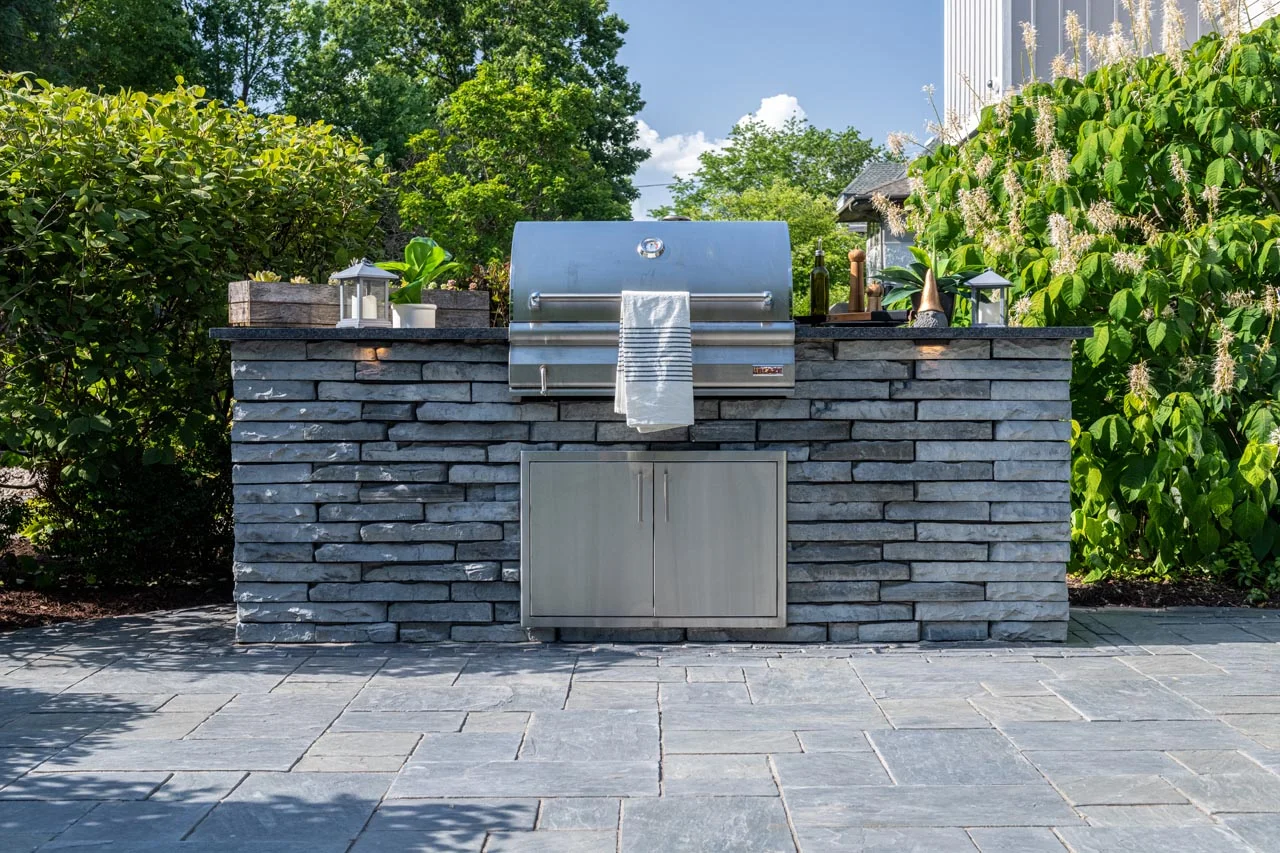 A custom outdoor kitchen built with brick veneer and granite countertops - backyard brick design A custom outdoor kitchen built with brick veneer and granite countertops - backyard brick design