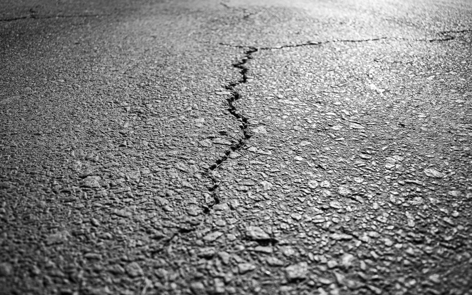 repair blacktop driveway cracks
